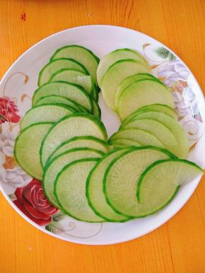 萝卜尽可能的切最薄片。