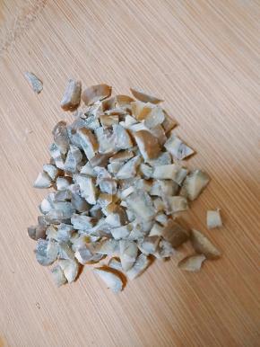 栗子剥皮切碎。