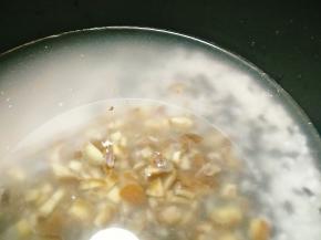 煮黑米、白米和栗子混合后加入电饭煲中，按煮饭键即可，米：水=1:2。