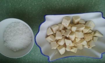 将地瓜去皮洗净，切块。