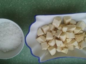将地瓜去皮洗净，切块。