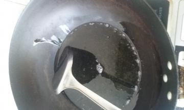 小火热油，倒入地瓜块，炸至金黄，盛出备用，如图2、3、4、5