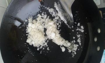 锅内留少量油，加入白糖，小火慢熬至糖完全融化，棕黄色，冷却能拉丝，如图