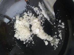 锅内留少量油，加入白糖，小火慢熬至糖完全融化，棕黄色，冷却能拉丝，如图