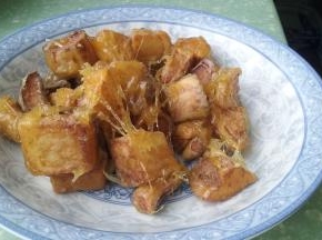 加入炸好的地瓜块，快速搅拌，盛入沾有少量油的盘子中，完成