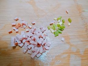 火腿和葱花切好备用。