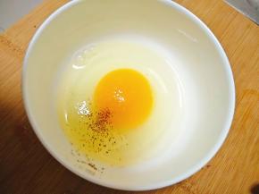 鸡蛋里加入少许盐和花椒粉。