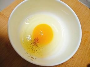 鸡蛋里加入少许盐和花椒粉。