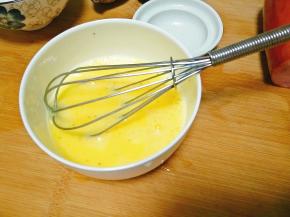 蛋液搅匀，加入75g温开水，水一定不要太热，不然就是蛋花汤了。
