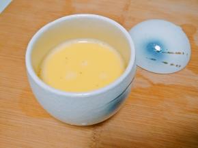 过滤蛋液，装入鸡蛋盅（可忽略此操作）。