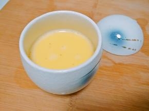 过滤蛋液，装入鸡蛋盅（可忽略此操作）。