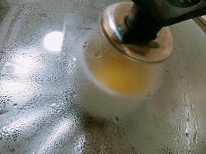 包好保鲜膜，保鲜膜扎几个洞，然后开火蒸，小火蒸12分钟，关火焖3分钟。