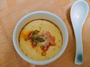 拿出后，放入葱花火腿丁和香油、酱油调味，这一部可根据自己的喜好来调。