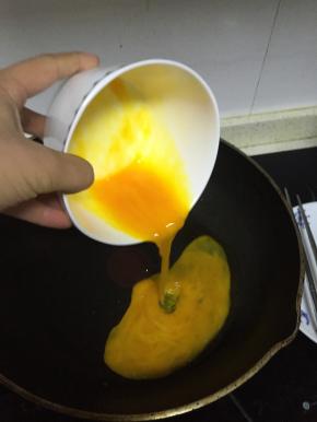 锅里倒入橄榄油，加热，倒入蛋液，炒至固态盛出