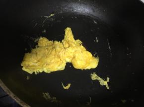 再加少量橄榄油，倒入银鱼丝，翻炒1-2分钟