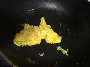 再加少量橄榄油，倒入银鱼丝，翻炒1-2分钟
