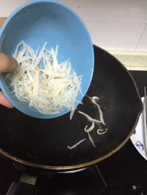 加入水煮3-5分钟，汤汁变白
