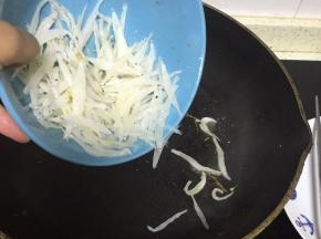 加入水煮3-5分钟，汤汁变白