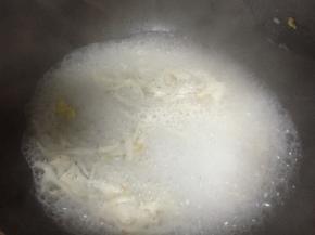 依次加入适量鲜酱油、料酒、糖、搅拌均匀