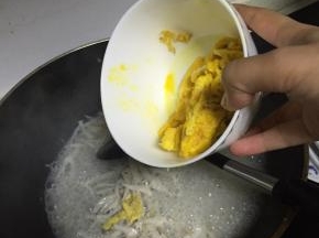 倒入蛋