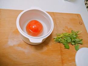 西红柿用开水烫一下，去皮，这样口感比较好。