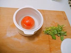 西红柿用开水烫一下，去皮，这样口感比较好。