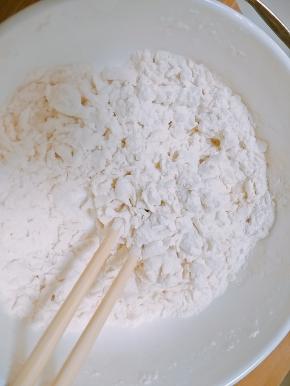 面粉逐渐加水，直至絮状。