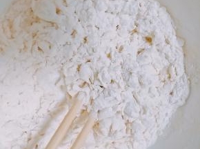 面粉逐渐加水，直至絮状。