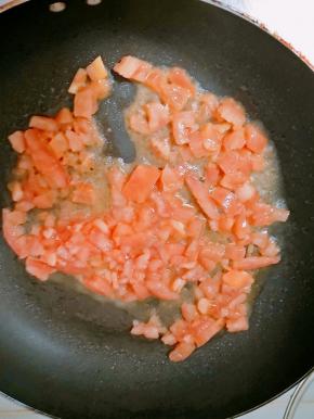 锅内放入少许油，油热后，放入西红柿，炒出红汤。