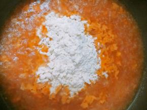 水开后加入面絮。