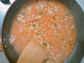 搅拌均匀，煮三分钟后加入盐和少许鸡精和花椒粉调味，放入一半香菜碎，搅拌均匀出锅。