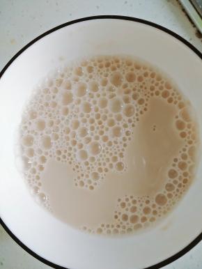 酵母粉用温水化开。