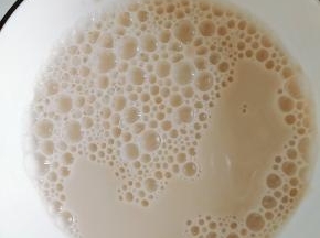 酵母粉用温水化开。