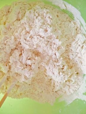 酵母水一点一点加入面粉中，不断用筷子搅拌，可以逐渐加入水，直至面粉成絮状。