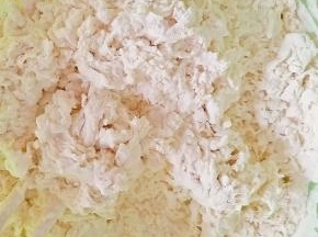 酵母水一点一点加入面粉中，不断用筷子搅拌，可以逐渐加入水，直至面粉成絮状。