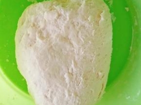 用手揉成面团即可，盖上保鲜膜发酵至其两倍大即可。