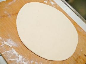 发酵好的面取一小团在揉圆，然后用擀面杖擀开。