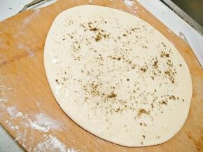 先在面皮上涂一层植物油，然后撒上苦豆粉。