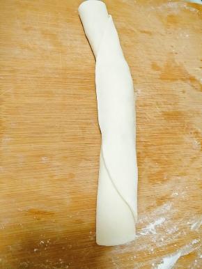 将面皮卷起来。