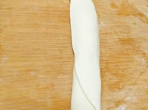 将面皮卷起来。