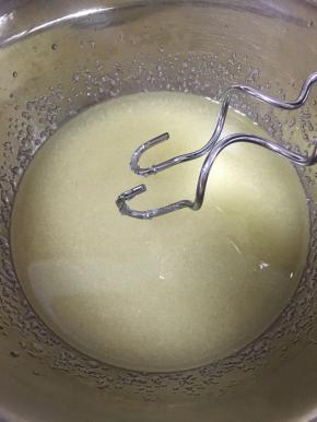 步骤一：
将植物油白糖香草精搅拌均匀至和油相融