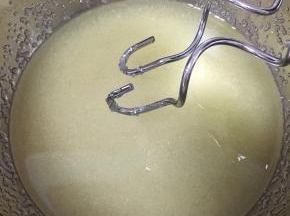 步骤一：
将植物油白糖香草精搅拌均匀至和油相融