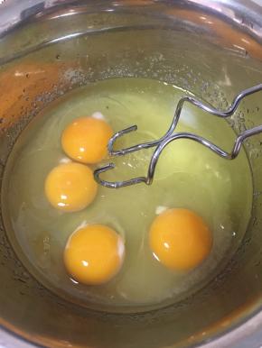 步骤二：
加入鸡蛋