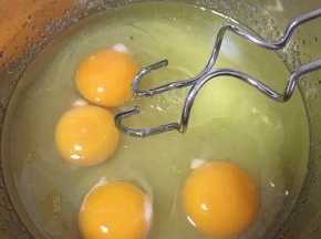 步骤二：
加入鸡蛋