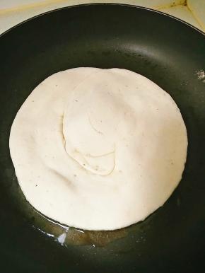 用擀面杖在擀开，这样制造一种千层的感觉，锅内刷少许的油，放入擀好的饼，小火，一定小火，盖锅盖烙，待饼定性后，可以将其翻面，烙熟即可。