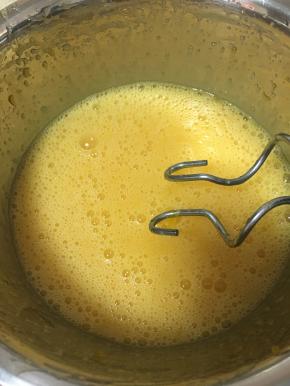 步骤三：
将鸡蛋和步骤一所有材料搅拌均匀