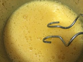 步骤三：
将鸡蛋和步骤一所有材料搅拌均匀