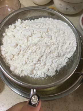 步骤四：
筛入低粉（过筛后粉状物容易搅拌更均匀）