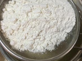 步骤四：
筛入低粉（过筛后粉状物容易搅拌更均匀）