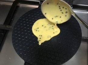 步骤八：
倒一勺蛋糊至预热好的锅上